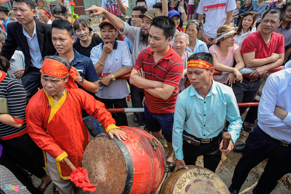 Trai tráng Hà thành ở trần ngồi thi kéo co